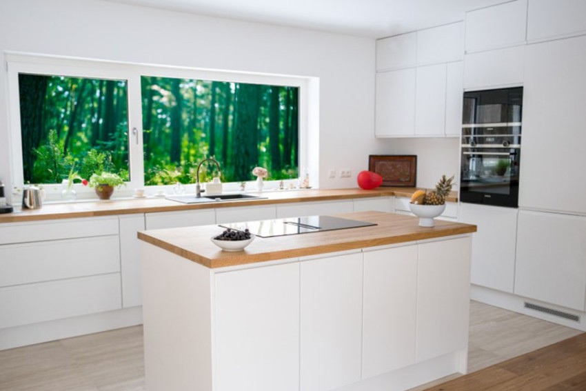 Moderne weiße Küche