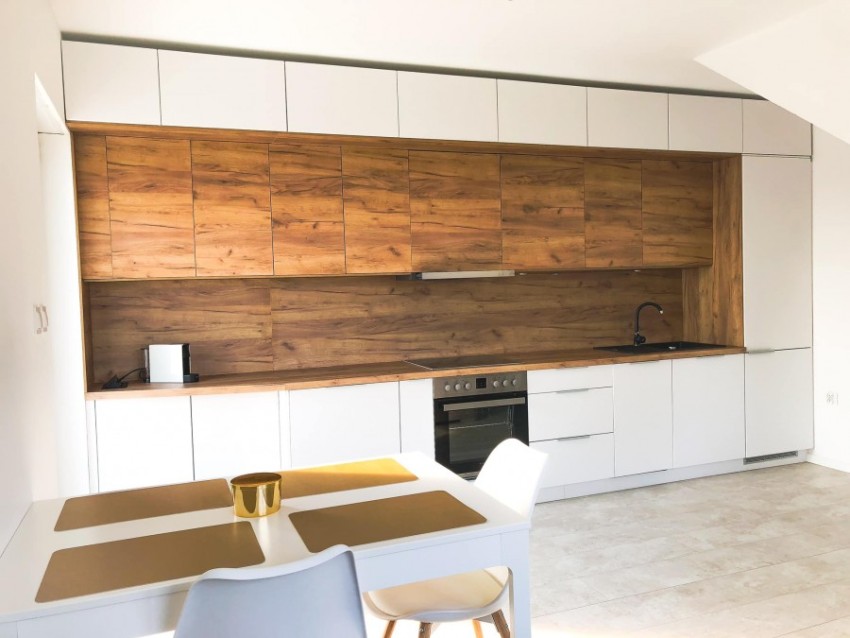 Küche mit Holzelementen