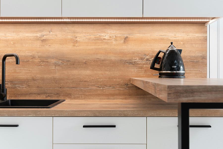 Wie man eine kleine Küche größer wirken lässt