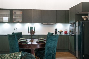 Grüne Art-Déco-Küche mit Keramik-Arbeitsplatte von Polmöbel Berlin – elegante Küche aus Polen. - Polmobel Küchen Berlin