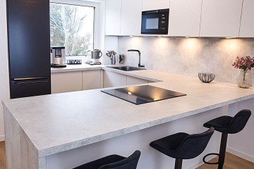 Weiße Matt U-Küche mit offene Küche für Neubau mit Schränke bis Decke und Sitzfläche mit Barhocker.  - Polmobel Küchen Berlin