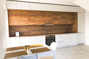 Weiße Einbauküche mit Aufsatz Schränke bis zur Decke in Matt und Softclose und mutafarak vom Polmöbe - Polmobel Küchen Berlin